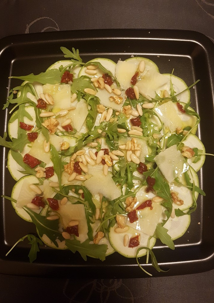Una foto de Carpaccio de calabacín
