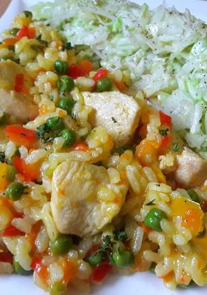 O poză a rețetei Pilaf de orez cu pui și legume.