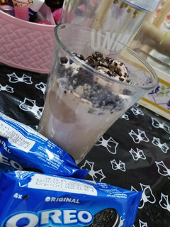 A picture of Oreo milk shake🥛🍫.