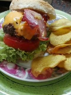 Una foto de Hamburguesas caseras deliciosas !!