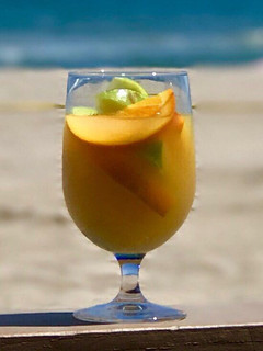 Una foto de Sangría de Pisco sour de frutas