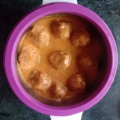 A picture of Lauki kofta curry.