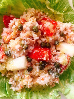 Una foto de Ensalada de arroz,atún y melón con vinagreta de uva y cilantro