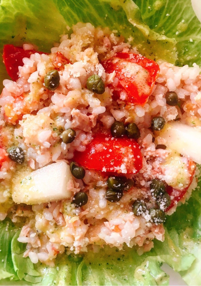 Una foto de Ensalada de arroz,atún y melón con vinagreta de uva y cilantro