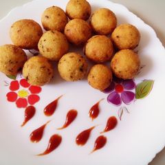 A picture of Crispy Suji balls.
