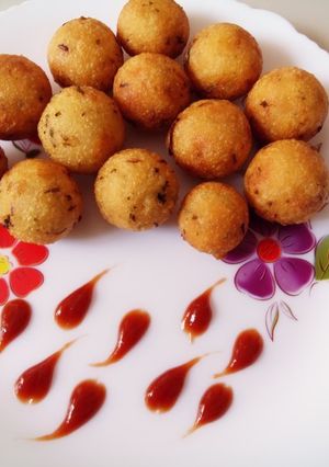 A picture of Crispy Suji balls.