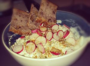 Une photo de Concombres, fromage blanc, radis