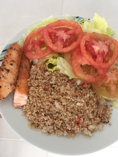 Una foto de Salmón y quinua
