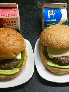 Hình của món Bánh mì tròn kẹp thịt. Bữa sáng thứ 4..