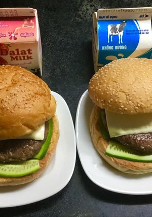 Hình của món Bánh mì tròn kẹp thịt. Bữa sáng thứ 4..