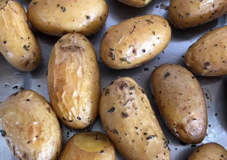 Recipe of Perfect Mint and Garlic Roast Baby Potatoes