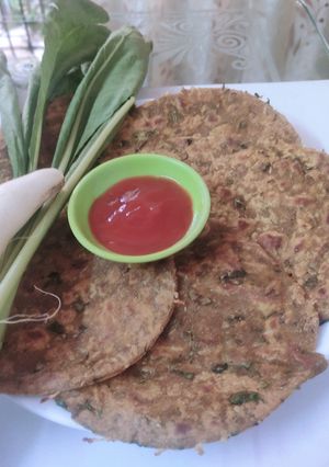 बाजरी मुळा पराठा (Bajri Mula Paratha Recipe In Marathi) रेसिपी चे मुख्य फोटो 