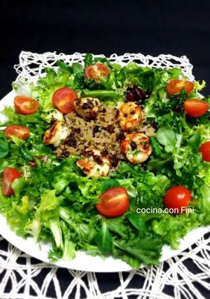 Una foto de Ensalada templada de gambones y quinoa