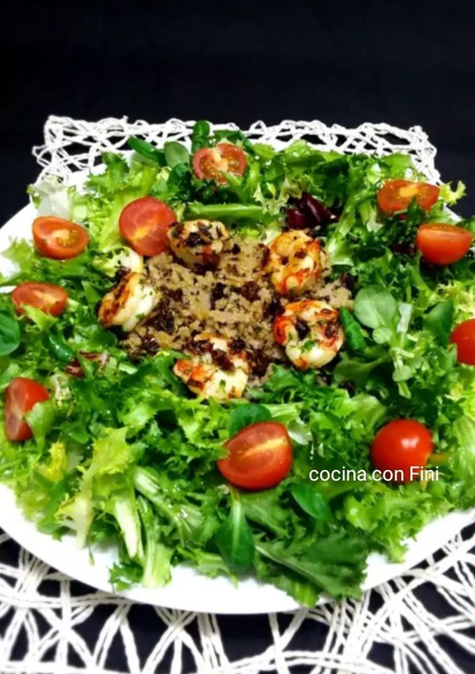 Una foto de Ensalada templada de gambones y quinoa