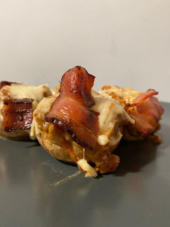Foto principal de Champiñones rellenos con bacon crujiente, tomates cherry y queso azul 🍄