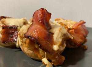 Foto principal de Champiñones rellenos con bacon crujiente, tomates cherry y queso azul 🍄