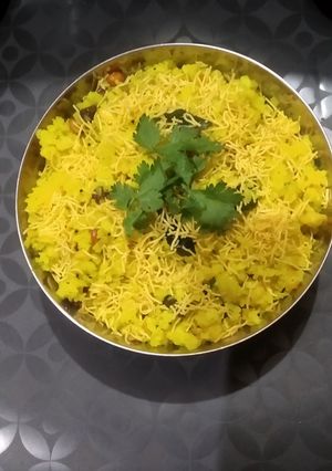 ડ્રાયફ્રૂટ પૌવા બટાકા (Dryfruit Pauva Bataka Recipe In Gujarati) રેસીપી મુખ્ય ફોટો