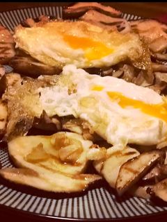 Una foto de Boletus con huevos fritos y aceite de trufa 🤩🤩