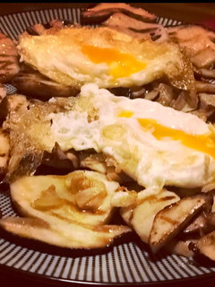 Una foto de Boletus con huevos fritos y aceite de trufa 🤩🤩