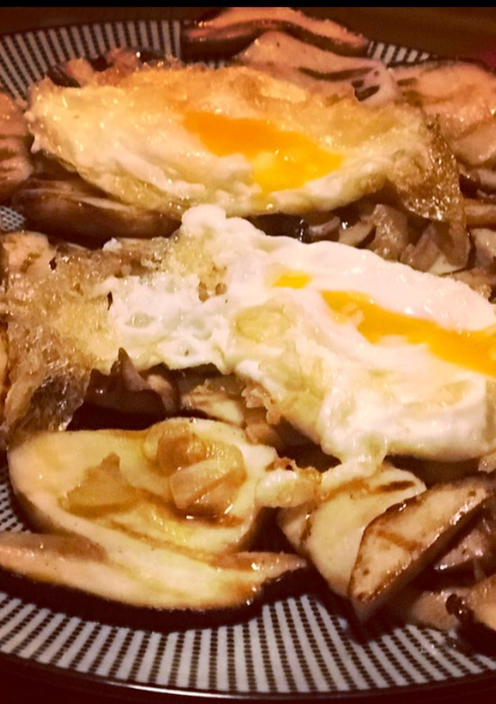 Una foto de Boletus con huevos fritos y aceite de trufa 🤩🤩