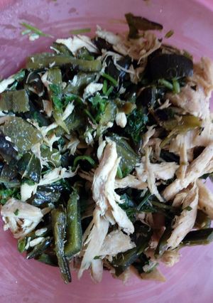 Una foto de Pechuga de pollo deshebrada con chile poblano y cilantro