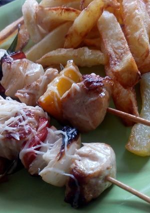 Una foto de Brochetes de pollo gratinados
