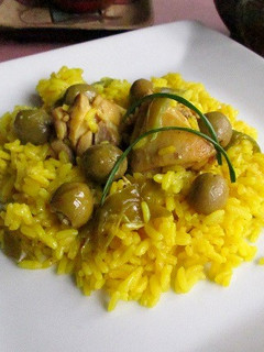 Una foto de Arroz amarillo con pollo y aceitunas verdes