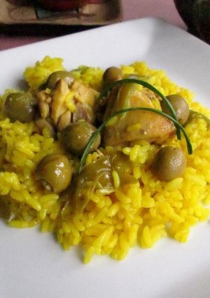 Foto principal de Arroz amarillo con pollo y aceitunas verdes