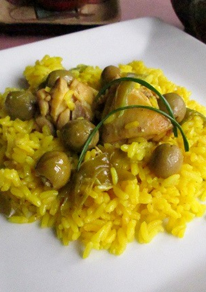 Una foto de Arroz amarillo con pollo y aceitunas verdes