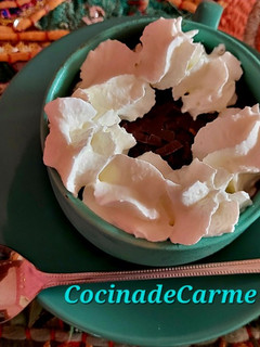 Una foto de Postre de cacao y plátano con pistachos