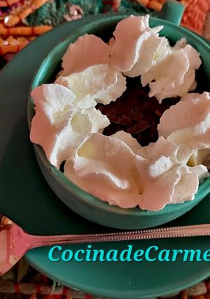 Foto principal de Postre de cacao y plátano con pistachos