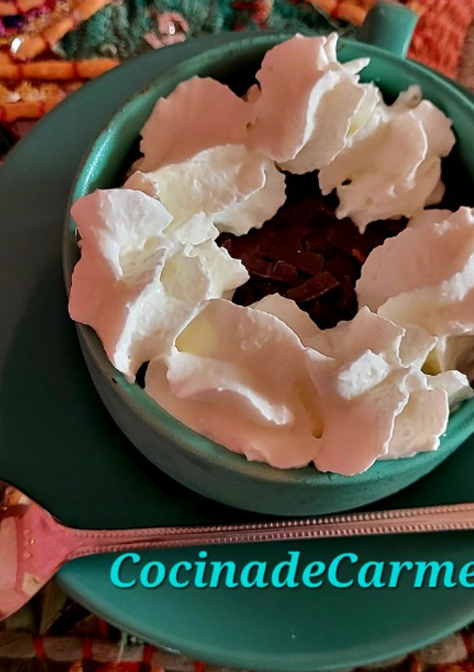 Una foto de Postre de cacao y plátano con pistachos