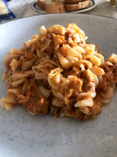 Una foto de Pastas de arroz en salsa napolitana con atún 🍝 🥰