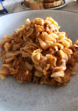 Una foto de Pastas de arroz en salsa napolitana con atún 🍝 🥰