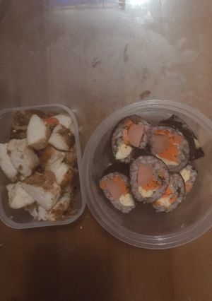 Hình của món Gimbap gạo lứt + ức gà nướng.