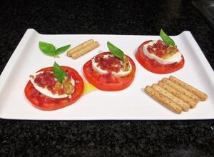 Foto principal de Rodajas de mozzarella sobre tomates con jamón curado picadito