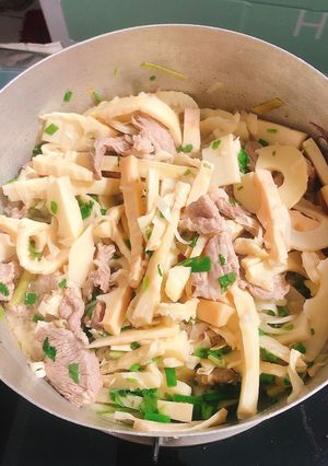 Hình của món Măng xào thịt.
