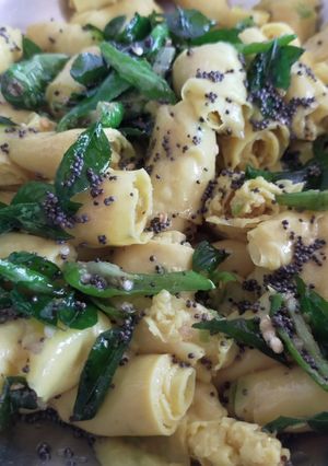 A picture of Khandvi.