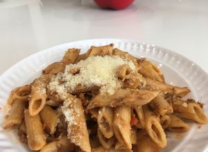 Una foto de Penne con sardinas