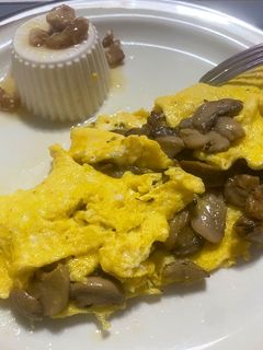 Una foto de Tortilla francesa de champiñones con parmesano 🥚🍄🟫🧀