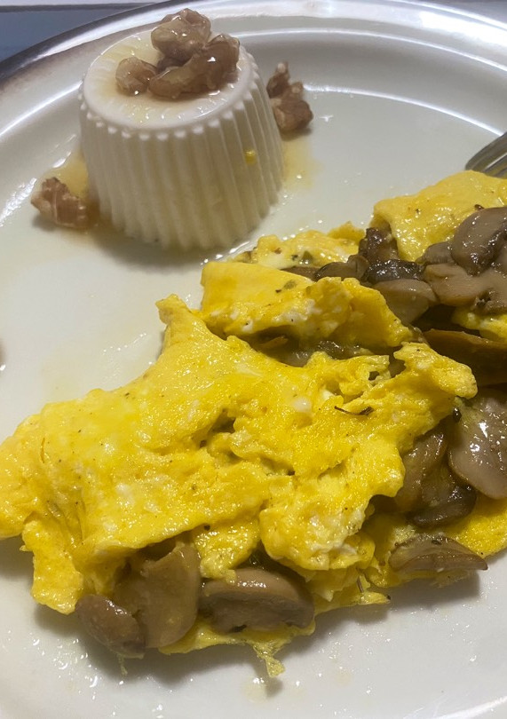 Una foto de Tortilla francesa de champiñones con parmesano 🥚🍄‍🟫🧀
