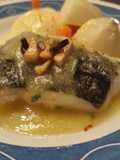 Merluza de pincho confitada al pil pil con patatitas y zanahorias hervidas