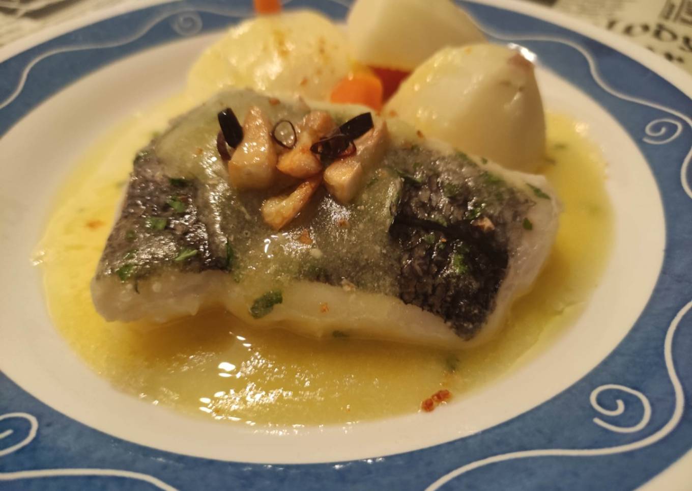 Merluza de pincho confitada al pil pil con patatitas y zanahorias hervidas
