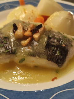 Una foto de Merluza de pincho confitada al pil pil con patatitas y zanahorias hervidas