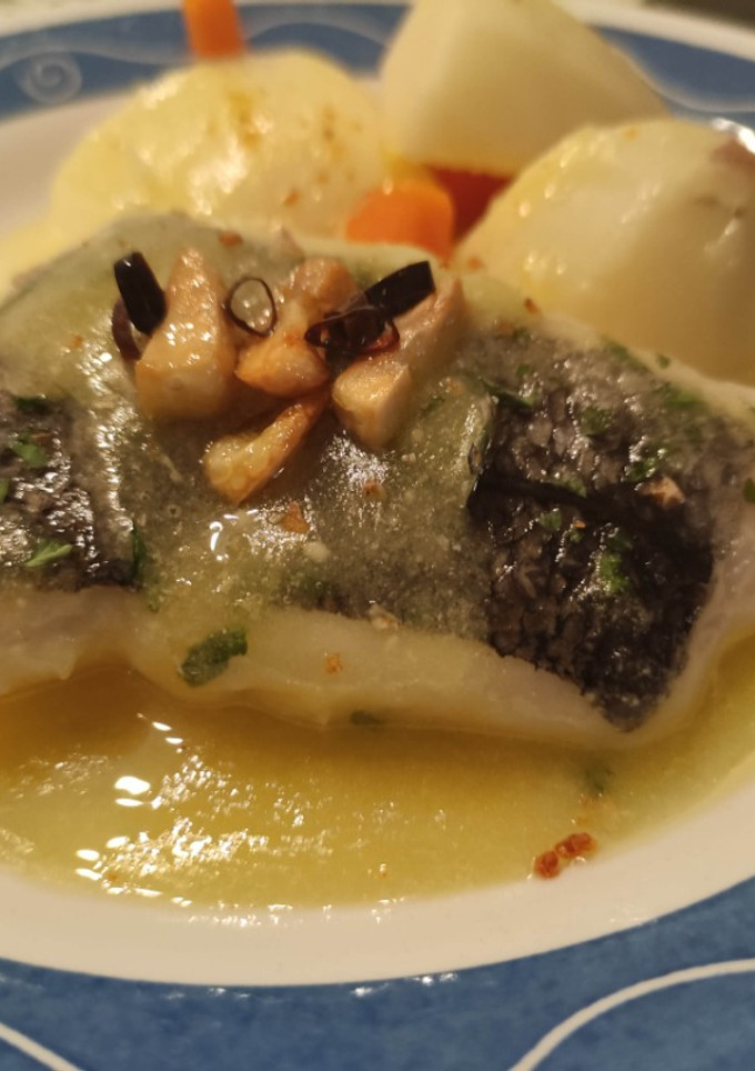 Una foto de Merluza de pincho confitada al pil pil con patatitas y zanahorias hervidas