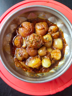 આખા ભરેલા કાંદા નું શાક (Aakha Bharela Kanda Sabji Recipe In Gujarati રેસીપી મુખ્ય ફોટો