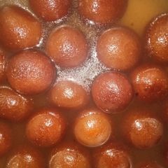 A picture of Gulab jamun.