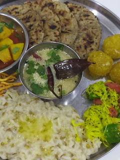 વીરપુર સ્પેશિયલ થાળી રેસીપી મુખ્ય ફોટો