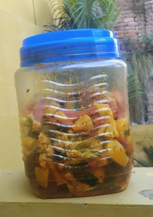 A picture of Gobhi Gajar ka Achar.