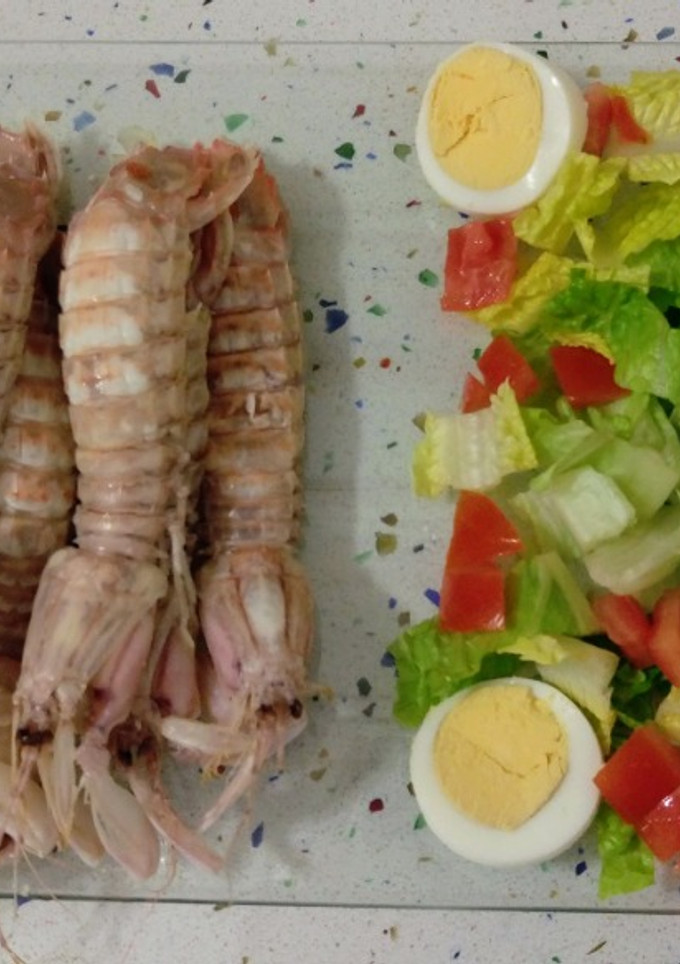 Una foto de Galeras cocidas y ensalada
